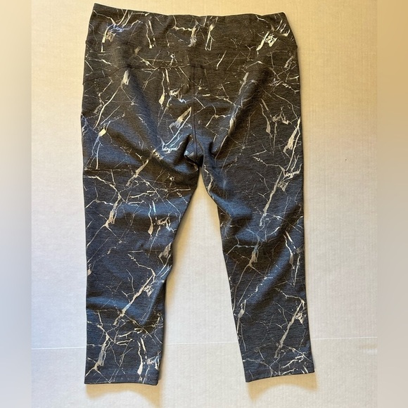 Marika grey & silver crop workout legging w/inner waist pocketSz-XL(16-18).  Q14 - Picture 2 of 9
